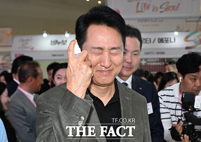 오세훈 서울시장이 23일 오후 서울 중구 동대문디자인플라자(DDP)에서 열린 '2026 뷰티풀라이프 인 서울(BLS)' 개막식에 참석해 윤상현 한국콜마 부회장을 비롯한 내빈들과 기념촬영을 하고 있다. /박헌우 기자
