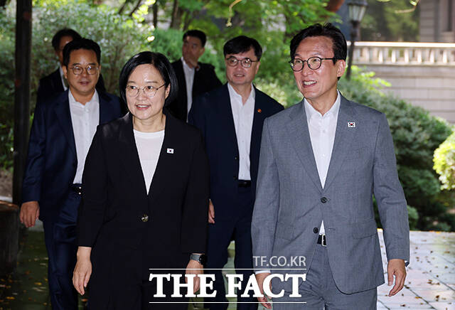 강훈식 대통령 비서실장과 김민석 더불어민주당 대표, 한성숙 국무총리, 한병도 더불어민주당 원내대표(왼쪽 세 번째부터) 등 참석자들이 23일 오전 서울 종로구 삼청동 총리공관에서 열린 '제10차 고위당정협의회'에 앞서 기념촬영을 하고 있다. /박헌우 기자