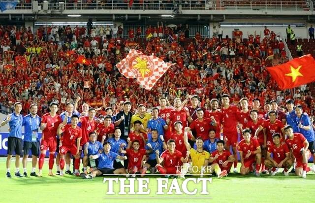 원정에서 2-0 승리를 거둬 우승 문턱에 다다른 베트남 선수단이 기념사진을 찍고 있다./베트남 축구연맹
