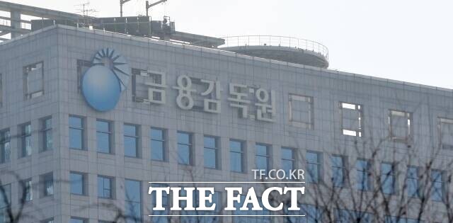 금융감독원이 23일 발표한 '2026년 상반기 국내은행 영업실적(잠정)'에 따르면 국내은행의 상반기 당기순이익은 13조8000억원으로 전년 동기보다 9000억원(6.4%) 감소했다. /금감원