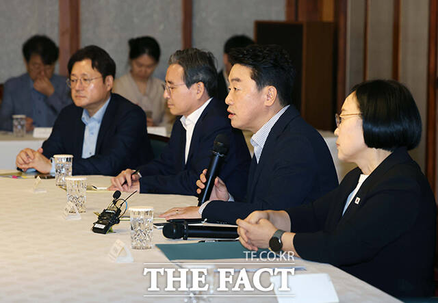 강훈식 대통령 비서실장과 김민석 더불어민주당 대표, 한성숙 국무총리, 한병도 더불어민주당 원내대표(왼쪽 세 번째부터) 등 참석자들이 23일 오전 서울 종로구 삼청동 총리공관에서 열린 '제10차 고위당정협의회'에 앞서 기념촬영을 하고 있다. /박헌우 기자