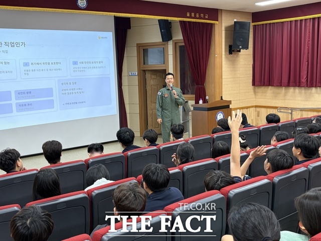 조명환 준위가 모교인 울릉중학교에서 열린 자유학기 진로캠프에 전문직업인 초청 강사로 참여해 후배들에게 실패를 두려워하지 말고 자신이 원하는 꿈에 도전할 것을 당부했다. /울릉교육청
