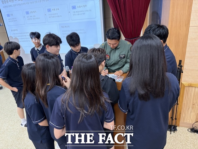 조명환 준위가 모교인 울릉중학교에서 열린 자유학기 진로캠프에 전문직업인 초청 강사로 참여했다. /울릉교육청