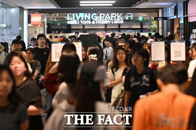 더위가 누그러질 시기에 접어들었지만 23일 서울과 경기 지역을 중심으로 체감온도가 33도 안팎까지 오르는 등 무더위가 이어지고 있다. /서예원 기자