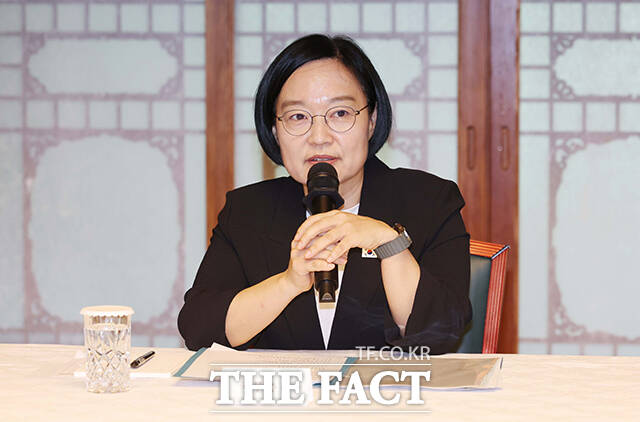 강훈식 대통령 비서실장과 김민석 더불어민주당 대표, 한성숙 국무총리, 한병도 더불어민주당 원내대표(왼쪽 세 번째부터) 등 참석자들이 23일 오전 서울 종로구 삼청동 총리공관에서 열린 '제10차 고위당정협의회'에 앞서 기념촬영을 하고 있다. /박헌우 기자