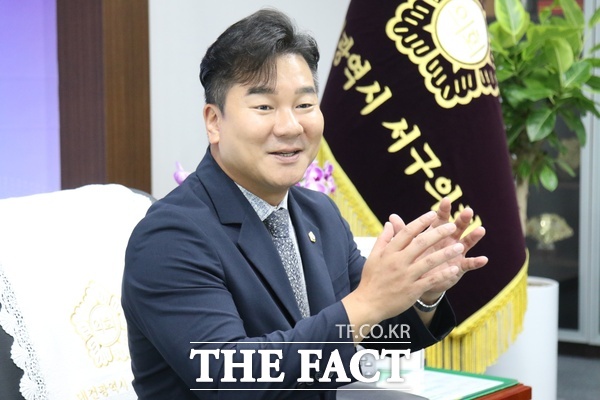 강정수 대전시 서구의회 의장(더불어민주당, 서구 다)이 19일 <더팩트>와 인터뷰를 진행하고 있다. /정예준 기자