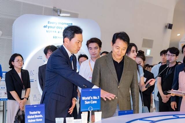 한국콜마는 오는 25일까지 서울 중구 동대문디자인플라자(DDP)에서 열리는 2026 서울뷰티위크에 참가한다고 24일 밝혔다. 사진은 윤상현 콜마그룹 부회장(왼쪽)과 오세훈 서울시장(오른쪽)의 모습. /한국콜마