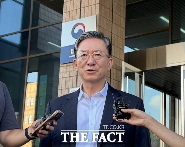 정성호 법무부 장관이 사직서가 수리된 이후 24일 오후 경기 과천시 법무부 청사를 떠나며 기자단 질의에 답하고 있다. /김해인 기자