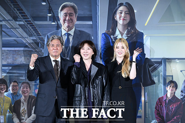 배우 최민식, 김도영 감독, 배우 한소희(왼쪽부터)가 24일 오전 11시 서울 용산구 CGV 용산아이파크몰에서 열린 영화 '인턴' 제작보고회에 참석해 다양한 이야기를 나눴다. /서예원 기자