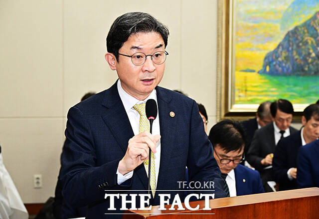 이억원 금융위원장이 24일 오후 서울 여의도 국회에서 열린 정무위원회 전체회의에 출석해 2025회계연도 결산에 대한 제안설명을 하고 있다. /국회=배정한 기자