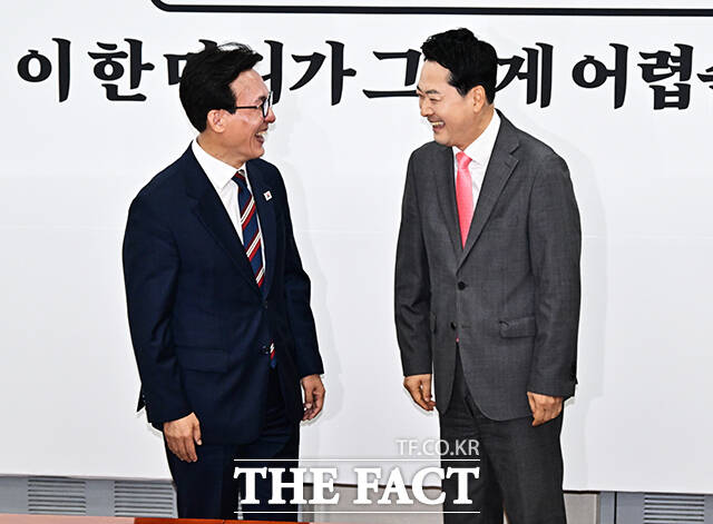 김민석 더불어민주당 대표(왼쪽)가 24일 오전 서울 여의도 국회에서 장동혁 국민의힘 대표를 예방하며 기념사진 촬영을 하고 있다. /국회=배정한 기자