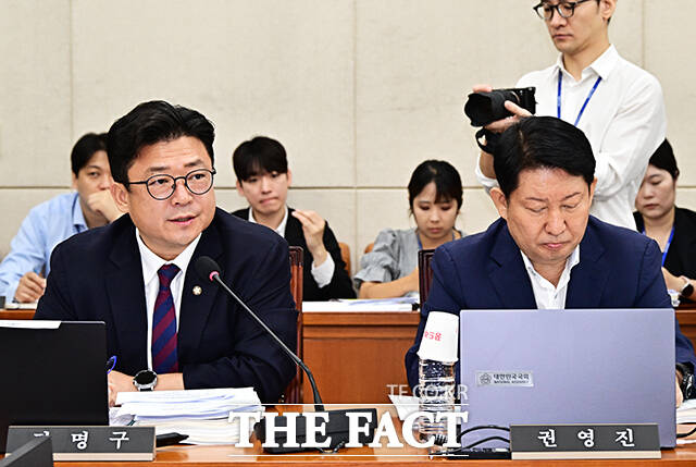 인사말 하는 강명구 야당 간사(왼쪽).