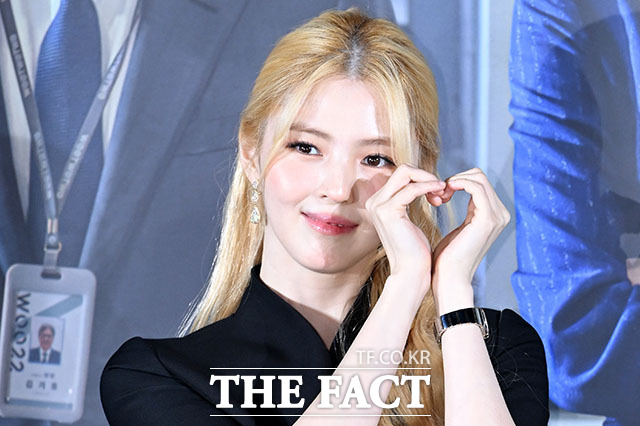 배우 한소희가 24일 오전 서울 용산구 CGV 용산아이파크몰에서 열린 영화 ‘인턴’ 제작보고회에 참석해 포즈를 취하고 있다. /서예원 기자
