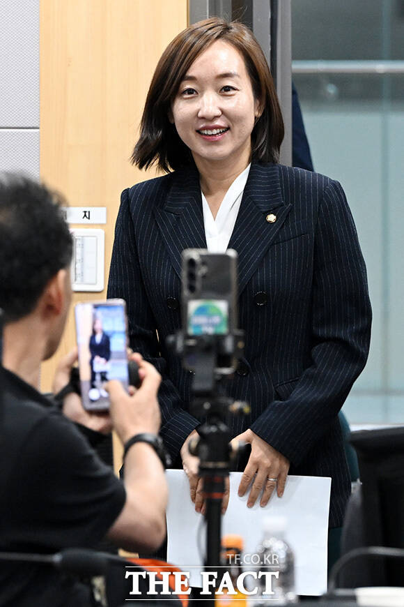 개회사하는 전은수 더불어민주당 의원.