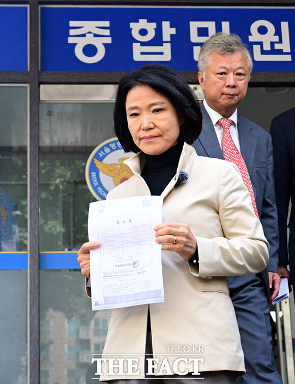 이진숙 국민의힘 의원이 24일 오후 서울 영등포경찰서에 김민석 더불어민주당 대표 모욕 혐의 고소장 제출을 위해 들어서고 있다. /이새롬 기자