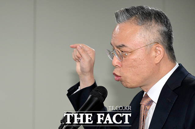 권창영 2차 종합특별검사(가운데)가 24일 오전 경기도 과천시 특검팀 사무실에서 최종 수사결과 발표를 하고 있다. /과천=박상민 기자