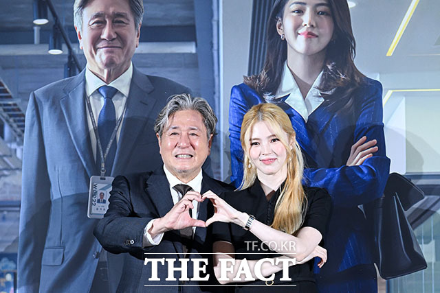배우 최민식(왼쪽)과 한소희가 '인턴'에서 세대와 직급을 뛰어넘는 특별한 케미를 선보인다. /서예원 기자