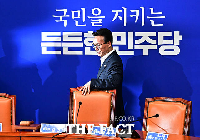 김민석 더불어민주당 대표(가운데)가 24일 오전 서울 여의도 국회에서 열린 최고위원회의에 참석해 모두발언을 하고 있다. /국회=배정한 기자