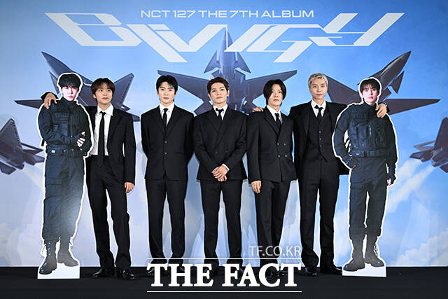 NCT 127 도영(등신대)과 재현, 태용, 유타, 쟈니, 정우(등신대·왼쪽부터).