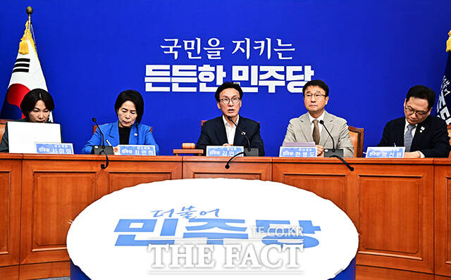 김민석 더불어민주당 대표(가운데)가 24일 오전 서울 여의도 국회에서 열린 최고위원회의에 참석해 모두발언을 하고 있다. /국회=배정한 기자
