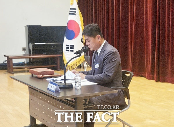 민주평화통일회의 대전서구협의회가 24일 대전서구청 구봉산홀에서 '2026년 3분기 정기회의'를 개최했다. 사진은 김덕건 회장이 회의를 진행하고 있는 모습. /민주평화통일회의 대전서구협의회
