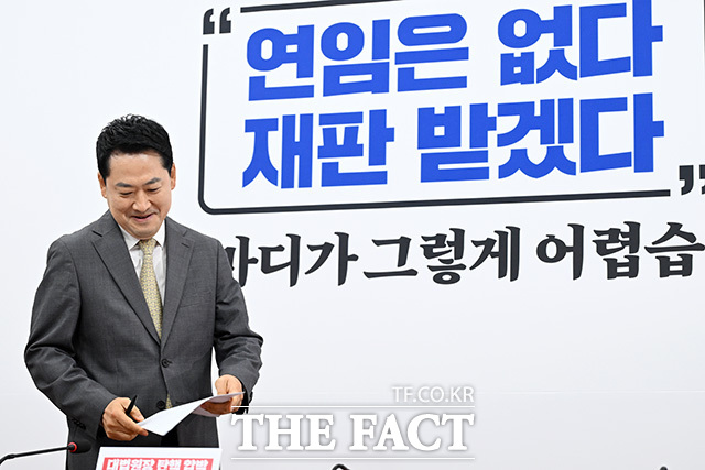 현역 의원들의 반발에 장동혁 국민의힘 대표가 '당협위원장 당원 직선제' 추진에 일단 제동을 걸었다. 사진은 장동혁 국민의힘 대표가 24일 오전 서울 여의도 국회에서 열린 최고위원회의에 참석하고 있는 모습. /남용희 기자