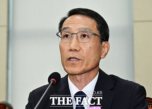 유재성 경찰청장 직무대행이 24일 오후 서울 여의도 국회에서 열린 행정안전위원회 전체회의에 출석해 질의에 답변을 하고 있다. /국회=배정한 기자