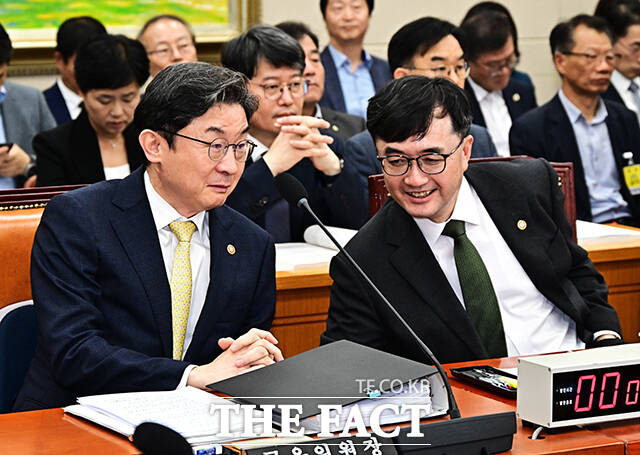 대화하는 이억원 금융위원장(왼쪽)과 임기근 국무조정실장.