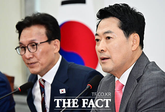 김민석 더불어민주당 대표(왼쪽)가 24일 오전 서울 여의도 국회에서 장동혁 국민의힘 대표를 예방하며 기념사진 촬영을 하고 있다. /국회=배정한 기자