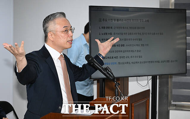 권창영 2차 종합특별검사(가운데)가 24일 오전 경기도 과천시 특검팀 사무실에서 최종 수사결과 발표를 하고 있다. /과천=박상민 기자