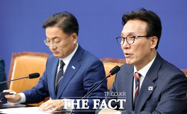 김민석 더불어민주당 대표(오른쪽)가 24일 서울 여의도 국회에서 신장식 조국혁신당 대표를 예방하며 발언하고 있다. /뉴시스