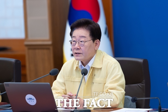 이재명 대통령은 24일 건강 악화로 더이상 직무를 수행하기 어렵다는 뜻을 밝힌 정성호 법무부 장관의 사의를 수리했다고 강유정 청와대 수석대변인이 밝혔다. 이 대통령이 20일 청와대에서 주재한 제44차 수석보좌관회의에서 발언하고 있다. /청와대