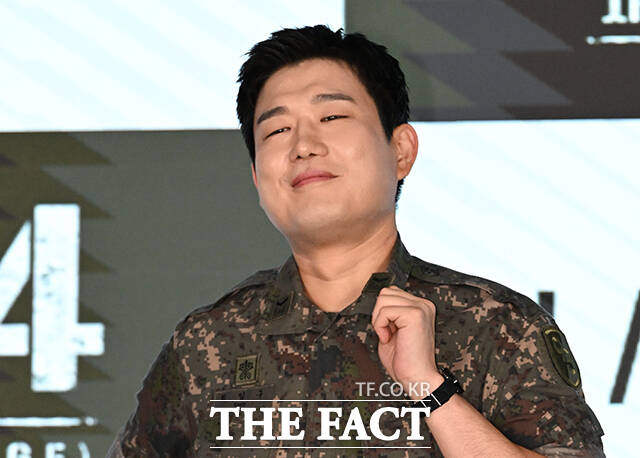 배우 김민호(왼쪽)와 남태우가 24일 오후 서울 구로구 신도림 디큐브시티 더 세인트 그랜드볼룸에서 열린 ENA 새 월화드라마 '신병4: 사보타주' 제작발표회에 참석해 포즈를 취하고 있다. /박상민 기자