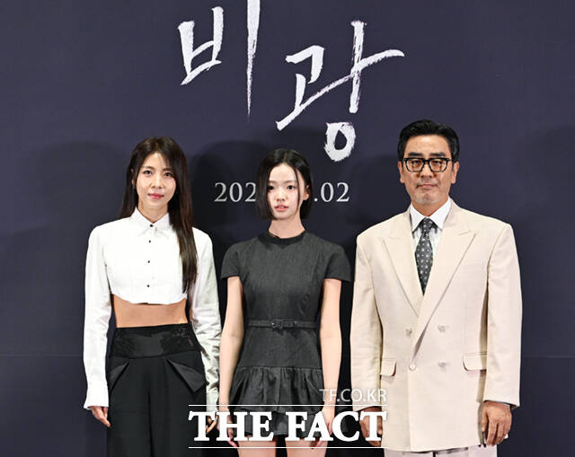 이지원 감독과 배우 하지원, 김시아, 류승룡(왼쪽부터)이 24일 오후 서울 강남구 메가박스 코엑스에서 열린 영화 '비광' 언론시사회 및 기자간담회에 참석해 포즈를 취하고 있다. /이새롬 기자