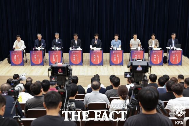 지난 19일 충북 천안 코리안풋볼파크에서 열린 'K-축구 혁신위원회 경청회'에서 박지성 위원장을 비롯한 혁신위원들이 초·중·고 축구지도자, 학부모, 학생선수, 축구팬 등 현장의 목소리를 듣고 있다./천안=KFA