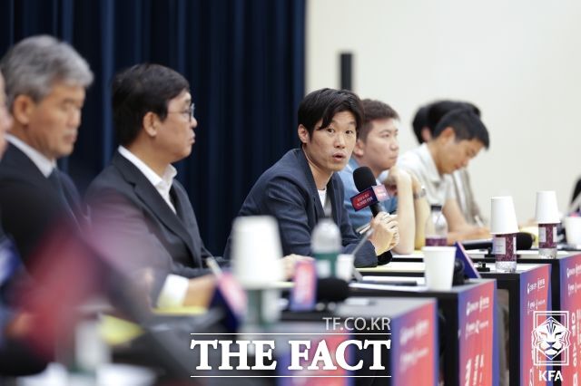 19일 천안 코리아풋볼파크에서 열린 K-축구 혁신위원회 경청회에서 박지성 혁신위원장(왼쪽에서 세번째)이 인사말을 하고 있다./천안=KFA
