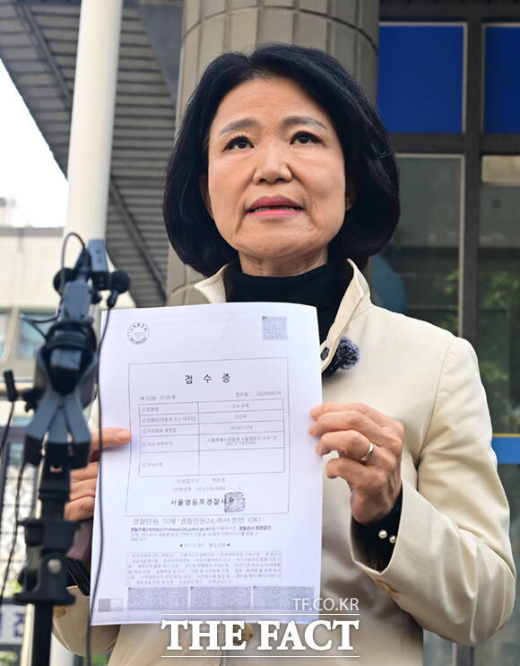 이진숙 국민의힘 의원이 24일 오후 서울 영등포경찰서에 김민석 더불어민주당 대표 모욕 혐의 고소장 제출을 위해 들어서고 있다. /이새롬 기자