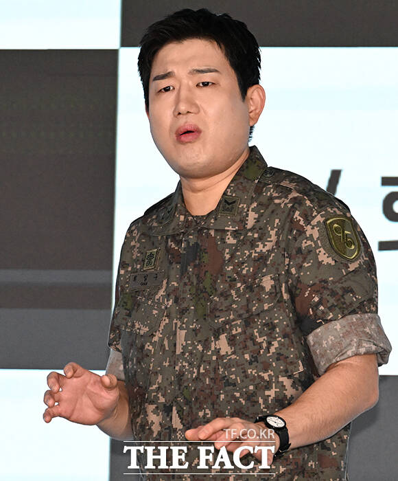배우 김민호(왼쪽)와 남태우가 24일 오후 서울 구로구 신도림 디큐브시티 더 세인트 그랜드볼룸에서 열린 ENA 새 월화드라마 '신병4: 사보타주' 제작발표회에 참석해 포즈를 취하고 있다. /박상민 기자
