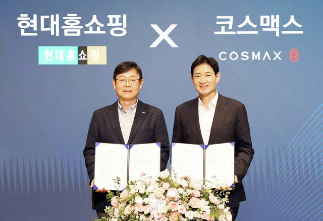 현대홈쇼핑은 자체 오프라인 뷰티 편집숍 '코아시스'와 화장품 제조업자개발생산(ODM) 기업인 코스맥스와 협력에 나선다. 코스맥스는 코아시스 전용 화장품을 생산해 '온리 코아이스'로 판매한다. /현대홈쇼핑