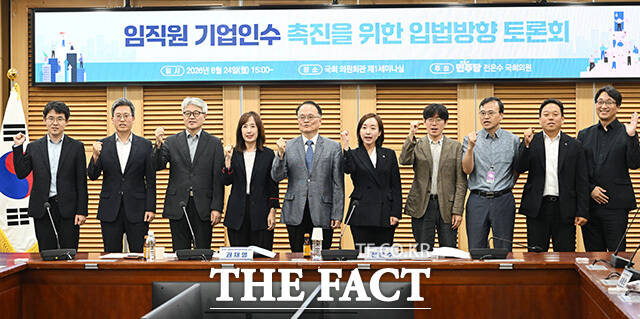 개회사하는 전은수 더불어민주당 의원.