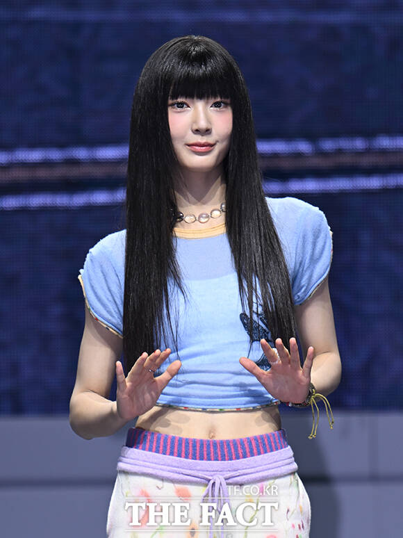 하이브 신인 걸그룹 튜이드(TUIDE) 세아와 엘레나, 서연, 지아, 서희, 사키, 이하늬(왼쪽부터)가 24일 오후 서울 광진구 예스24 라이브홀에서 열린 미니 1집 'TUNE & PLAY(튠 앤 플레이)' 데뷔 기념 미디어 쇼케이스에 참석해 포즈를 취하고 있다. /박헌우 기자