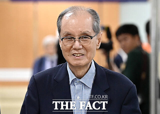 홍지호 전 SK케미칼 대표(왼쪽)와 안용찬 전 애경산업 대표가 24일 오전 서울 서초구 서울중앙지방법원에서 열린 '가습기살균제 사태' 파기환송심 결심공판에 출석하고 있다. /남윤호 기자