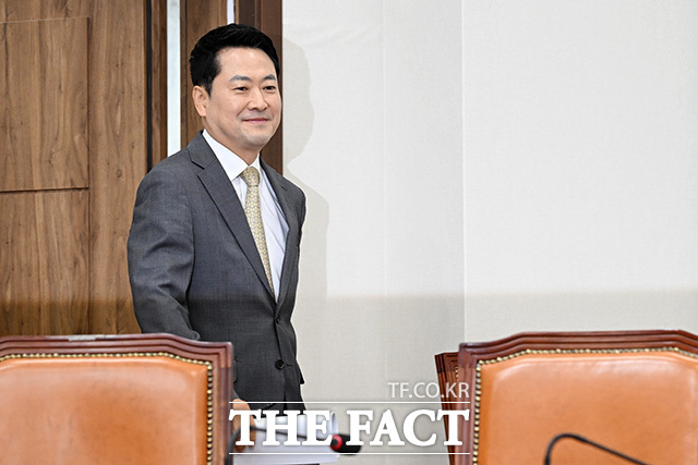 '당원 중심 정당'을 내건 장 대표가 당협 장악력 강화와 원내 지지 기반 이탈이라는 상반된 정치적 셈법을 안게 된 셈이다. 사진은 장 대표가 24일 오전 서울 여의도 국회에서 열린 최고위원회의에 참석하고 있는 모습. /남용희 기자