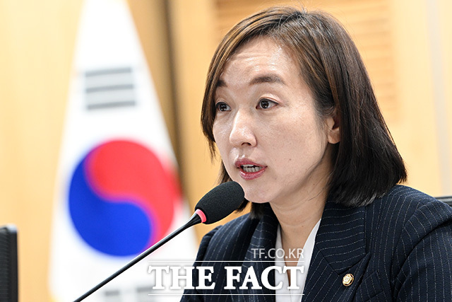 개회사하는 전은수 더불어민주당 의원.