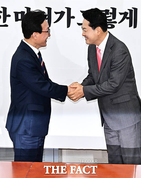 김민석 더불어민주당 대표(왼쪽)가 24일 오전 서울 여의도 국회에서 장동혁 국민의힘 대표를 예방하며 기념사진 촬영을 하고 있다. /국회=배정한 기자
