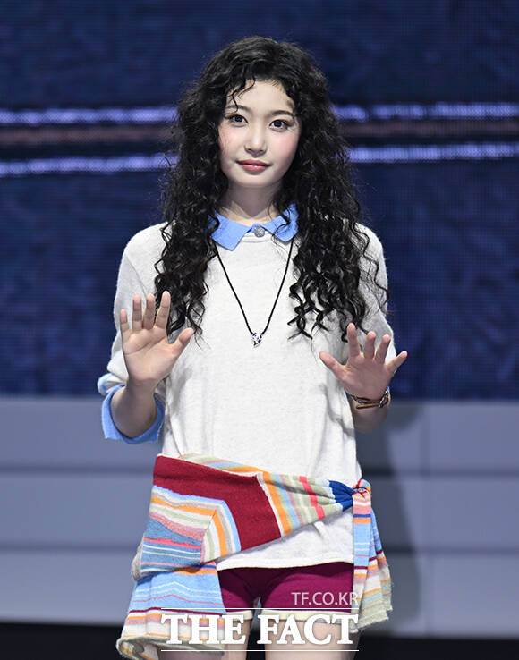 하이브 신인 걸그룹 튜이드(TUIDE) 세아와 엘레나, 서연, 지아, 서희, 사키, 이하늬(왼쪽부터)가 24일 오후 서울 광진구 예스24 라이브홀에서 열린 미니 1집 'TUNE & PLAY(튠 앤 플레이)' 데뷔 기념 미디어 쇼케이스에 참석해 포즈를 취하고 있다. /박헌우 기자