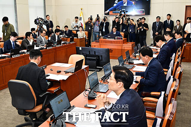 안건 상정하는 유동수 정무위원장.