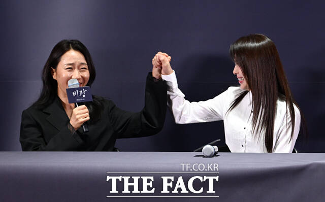 24일 오후 서울 강남구 메가박스 코엑스에서 영화 '비광' 언론시사회 및 기자간담회가 열린 가운데, 배우 하지원(오른쪽)의 극중 욕설 연기 평가를 묻는 질의에 이지원 감독이 