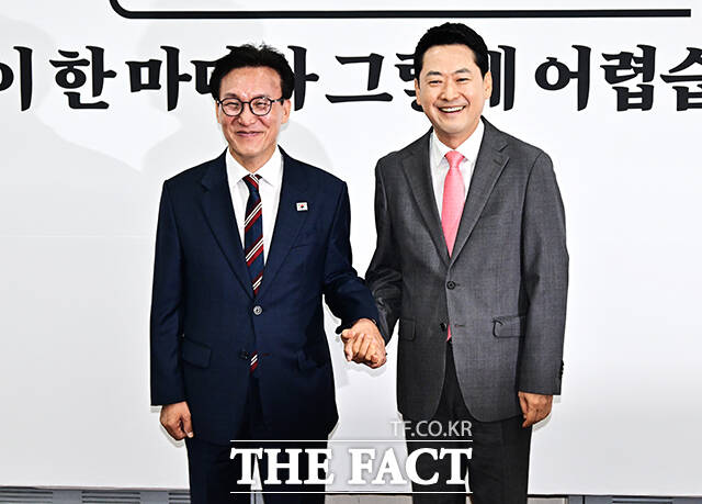 김민석 더불어민주당 대표(왼쪽)가 24일 오전 서울 여의도 국회에서 장동혁 국민의힘 대표를 예방하며 기념사진 촬영을 하고 있다. /국회=배정한 기자