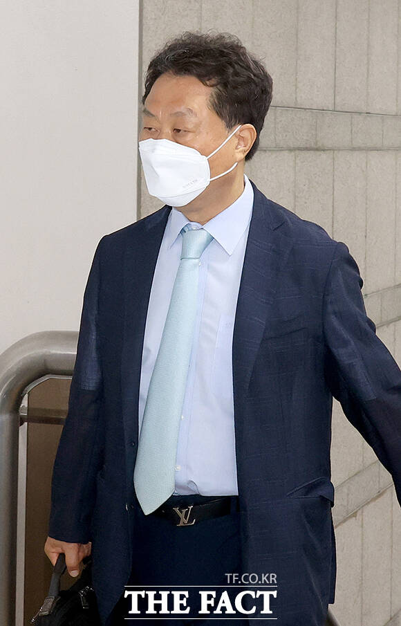 홍지호 전 SK케미칼 대표(왼쪽)와 안용찬 전 애경산업 대표가 24일 오전 서울 서초구 서울중앙지방법원에서 열린 '가습기살균제 사태' 파기환송심 결심공판에 출석하고 있다. /남윤호 기자